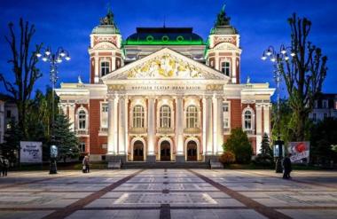 Столична община възстанови изцяло осветлението около Народния театър (снимки)